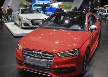 El Gobierno redujo impuestos para autos de alta gama y motos, según Caputo sus precios bajarán «entre un 15% y un 20%»