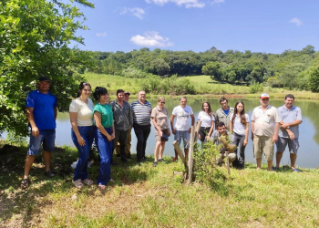Entrega de alevines a productores de Caraguatay y Montecarlo