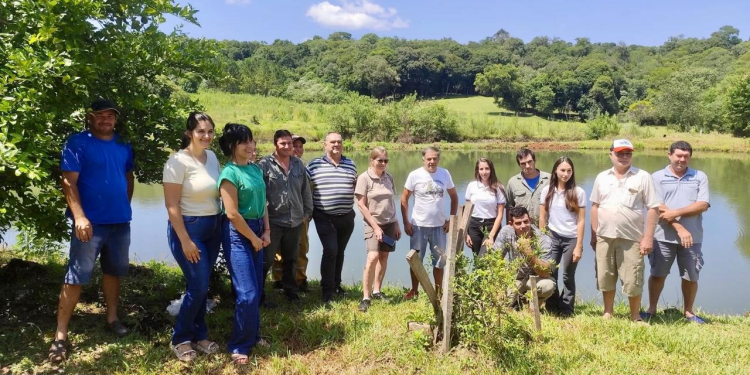 Entrega de alevines a productores de Caraguatay y Montecarlo