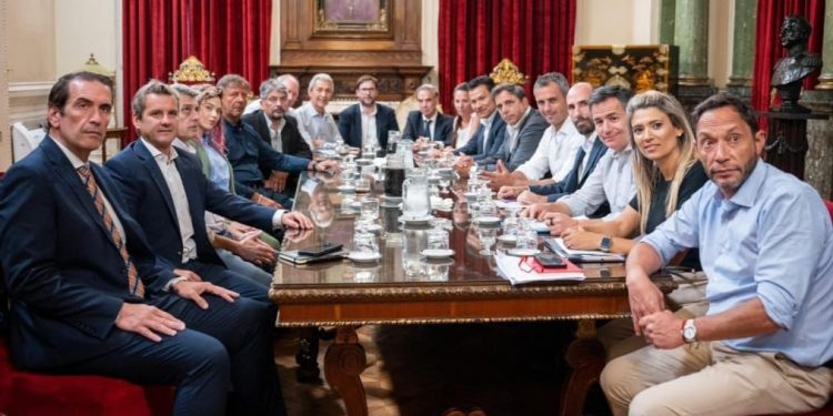 Vancsik, Fernández y Menem definen la agenda para las sesiones extraordinarias
