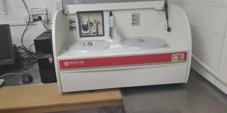 Entregaron analizador de bioquímica al Laboratorio del Hospital de Bernardo de Irigoyen