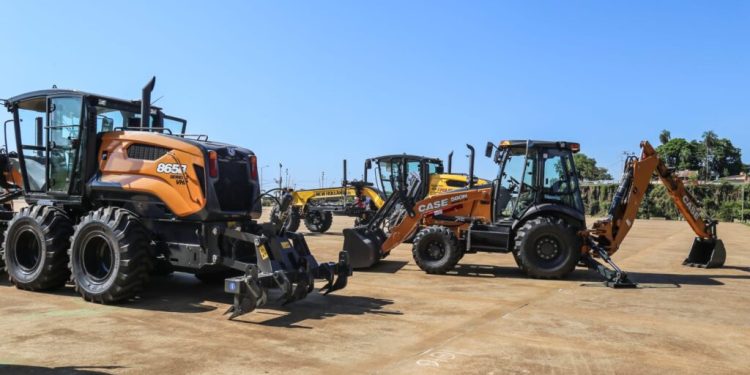 El Gobierno provincial entregó maquinaria vial para fortalecer el desarrollo local