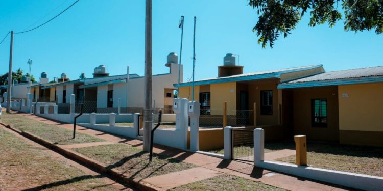 El gobierno de Misiones entregó viviendas a familias de Eldorado y avanza con más obras habitacionales