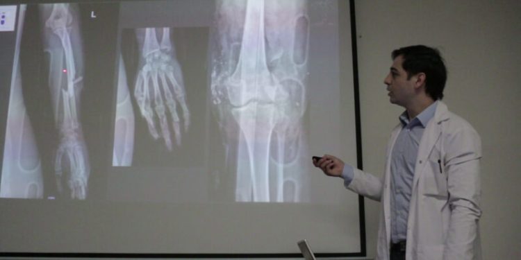 El Hospital Escuela potencia la capacitación médica a través de Ateneos Multidisciplinarios
