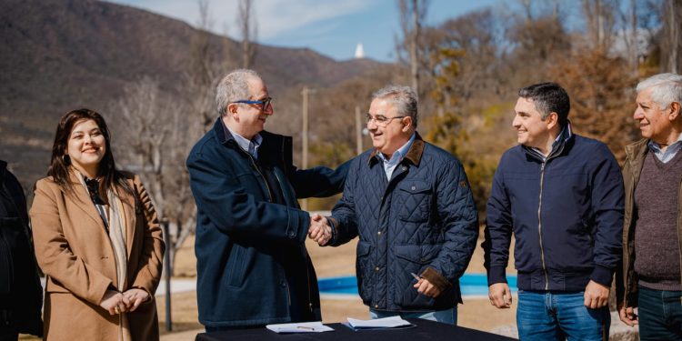 Misiones y Catamarca acordaron cooperación en educación, tecnología, producción y turismo