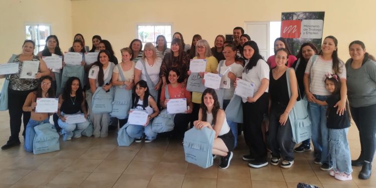 El Ministerio de Trabajo consolida los espacios de formación laboral con la entrega de diplomas y kits del curso Manos con Futuro