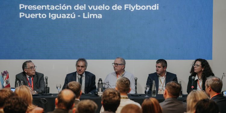 Ante representantes de más de 60 países, Passalacqua presentó el nuevo vuelo directo Lima-Iguazú