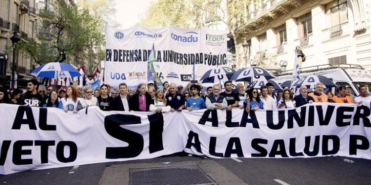 Nación promulgó las leyes de emergencia pediátrica y financiamiento universitario, pero postergó su aplicación