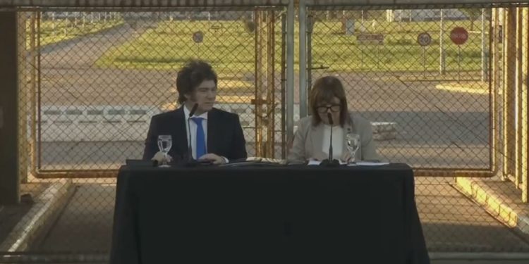 Milei presentó el nuevo Código Penal: Aumentan las penas de todos los delitos