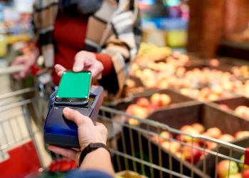 Casi la mitad de los argentinos recurre a la tarjeta de crédito para comprar alimentos