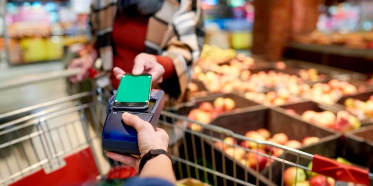 Casi la mitad de los argentinos recurre a la tarjeta de crédito para comprar alimentos