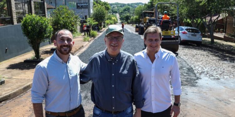 Programa de mejoramiento vial en Oberá: “Pavimentar es seguridad, trabajo, salud y destinos”, dijo Passalacqua