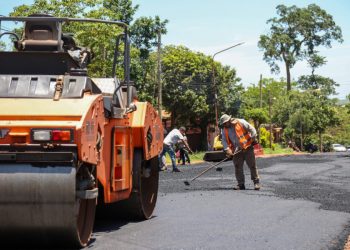 Avanzan obras de asfaltado en Puerto Iguazú
