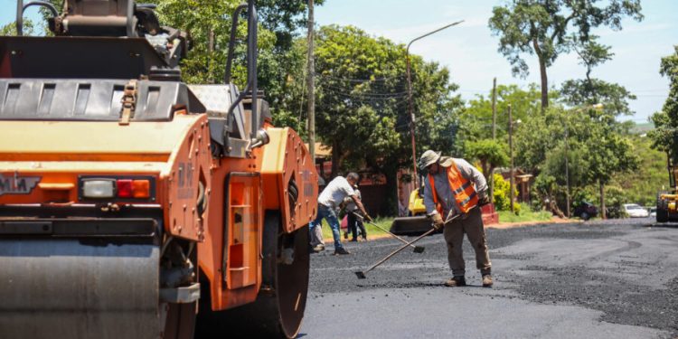 Avanzan obras de asfaltado en Puerto Iguazú
