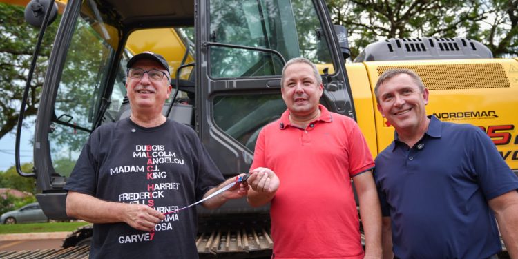 Passalacqua supervisó obras y entregó equipamiento en Alba Posse