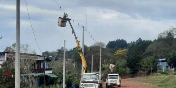 Energía de Misiones: nueva infraestructura eléctrica para doscientas familias de Terciados Paraíso