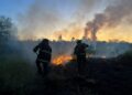 Bomberos combaten un frente de fuego de 200 metros en la Reserva Federal Campo San Juan