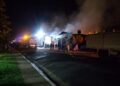 Bomberos de cuatro localidades trabajaron para sofocar un incendio en una distribuidora de San Ignacio