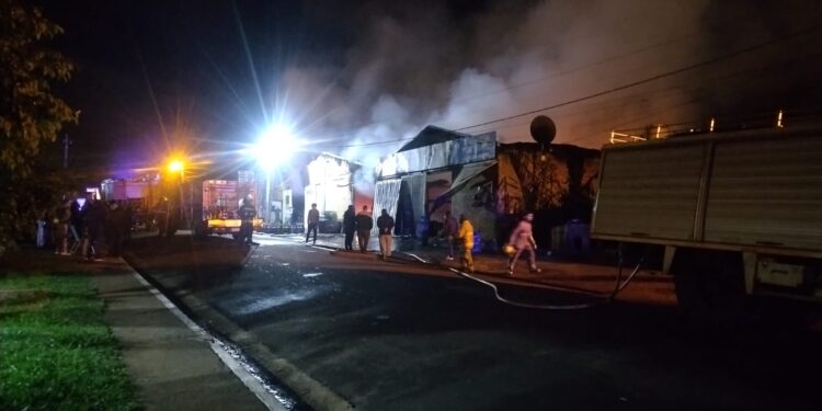 Bomberos de cuatro localidades trabajaron para sofocar un incendio en una distribuidora de San Ignacio