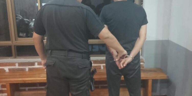 Posadas: Detuvieron a un hombre acusado de intentar robar a dos vehículos en la Costanera