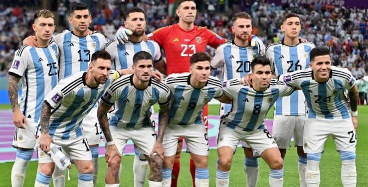 Messi llega al país para su despedida de la selección y el equipo que planea Scaloni para el primer amistoso