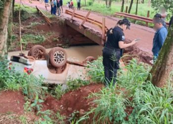 Adolescente al volante: resultó lesionado tras despistar con una camioneta y caer a un curso de agua en Puerto Iguazú