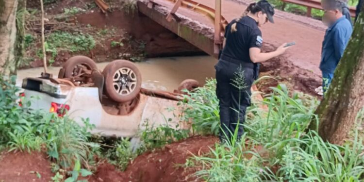 Adolescente al volante: resultó lesionado tras despistar con una camioneta y caer a un curso de agua en Puerto Iguazú