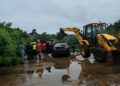 Retiraron con maquinaria el automóvil que cayó al arroyo Mbotaby y confirmaron que había ingresado a una zona de obras no habilitada para circular