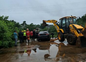 Retiraron con maquinaria el automóvil que cayó al arroyo Mbotaby y confirmaron que había ingresado a una zona de obras no habilitada para circular