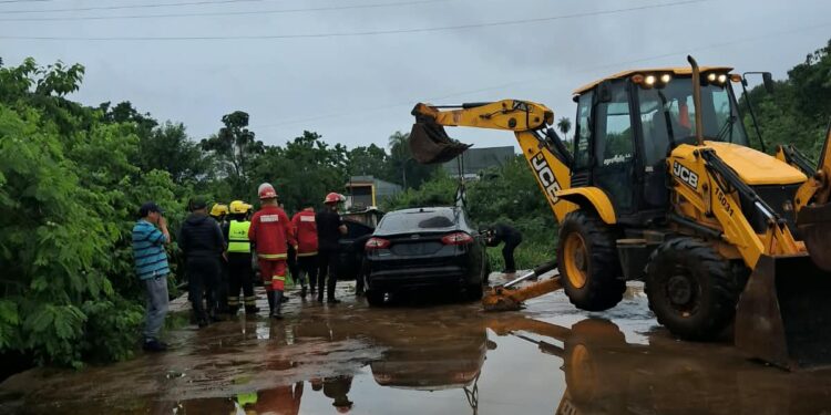Retiraron con maquinaria el automóvil que cayó al arroyo Mbotaby y confirmaron que había ingresado a una zona de obras no habilitada para circular