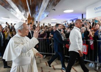 El Papa ya se despertó de la intervención quirúrgica y tendrá un posoperatorio de una semana