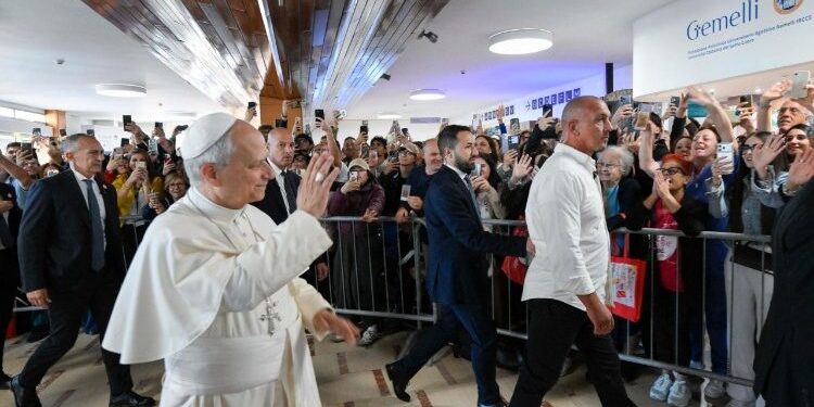 El Papa ya se despertó de la intervención quirúrgica y tendrá un posoperatorio de una semana