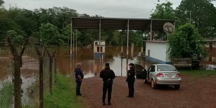 El Río Paraná crece en Corpus Christi y el paso internacional Puerto Maní permanece cerrado