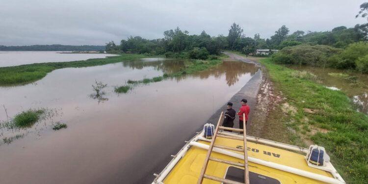 El Río Paraná continúa en ascenso y afecta parcialmente la ruta provincial 103
